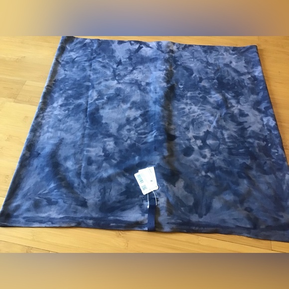 NWT Lululemon Customizable Snap Scarf
Diamond Dye Lunar Rock True Navy - Picture 5 of 5